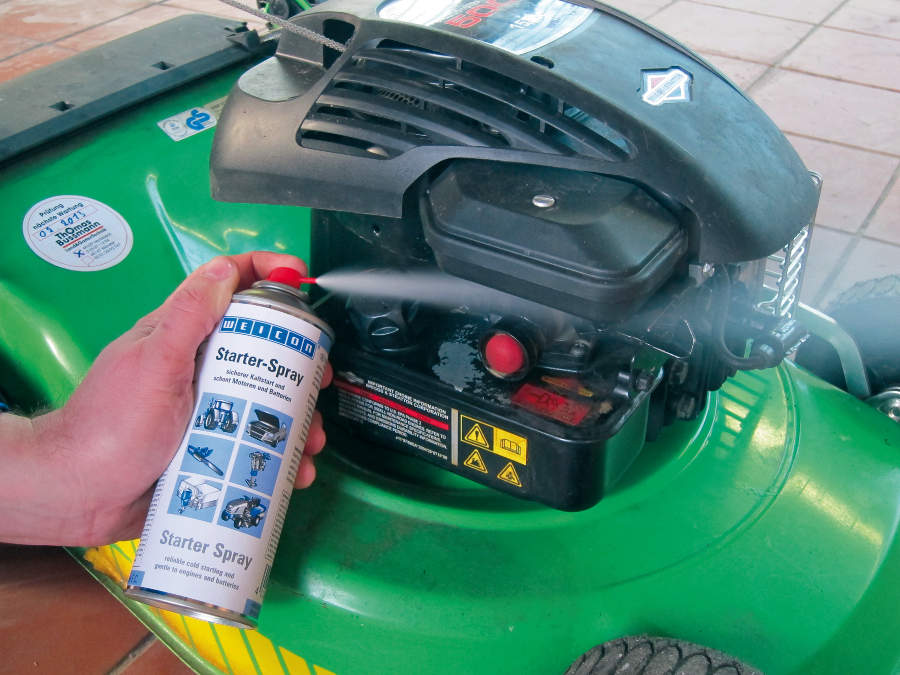 Starting a petrol lawn mower the easy way by using Starter Spray